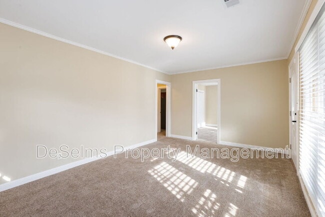 Building Photo - 922 Wedgewood Ave