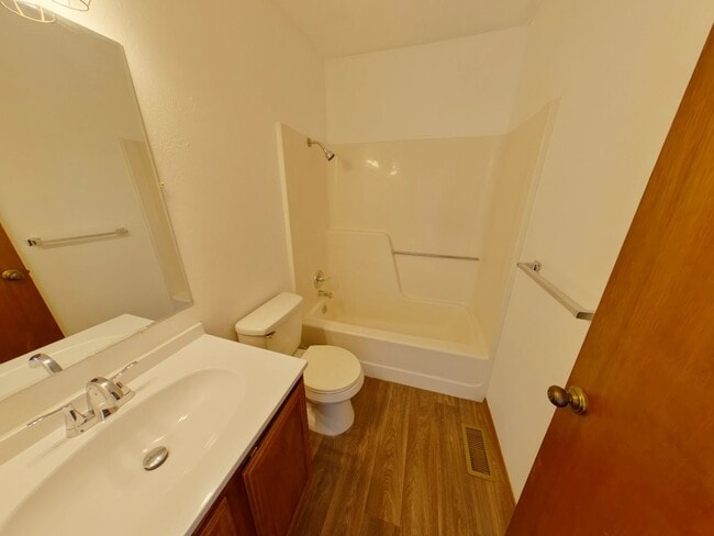 Building Photo - 3233 Illinois Apt #4