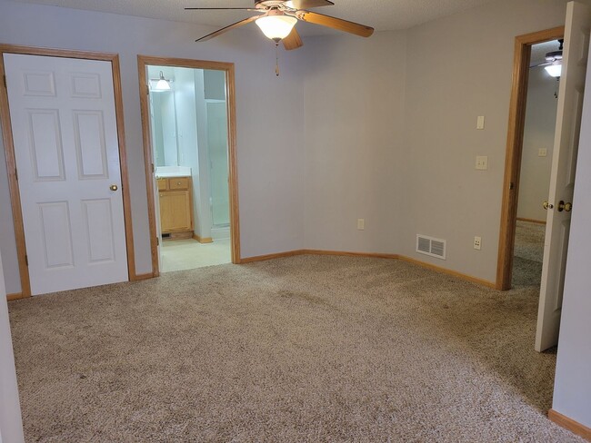 Building Photo - Middle Unit Townhouse