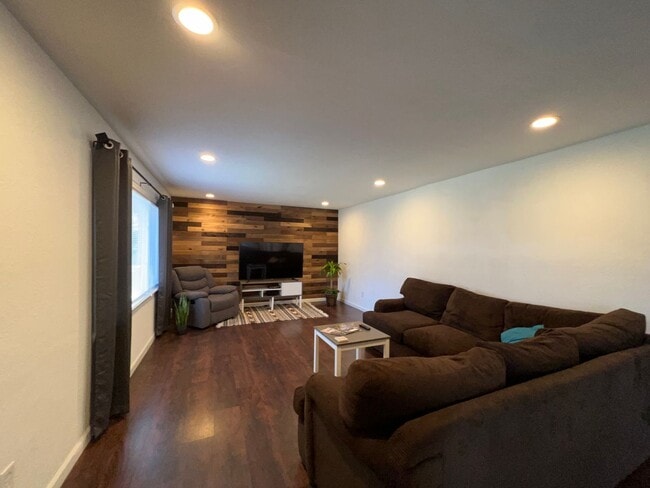 Building Photo - Beautiful one story home in Norfolk