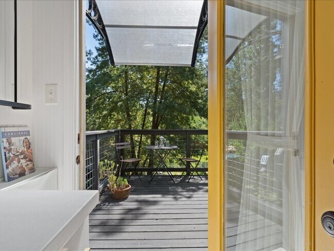 Building Photo - 14975 River Rd