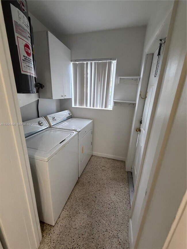 Building Photo - 250 NE 41st St