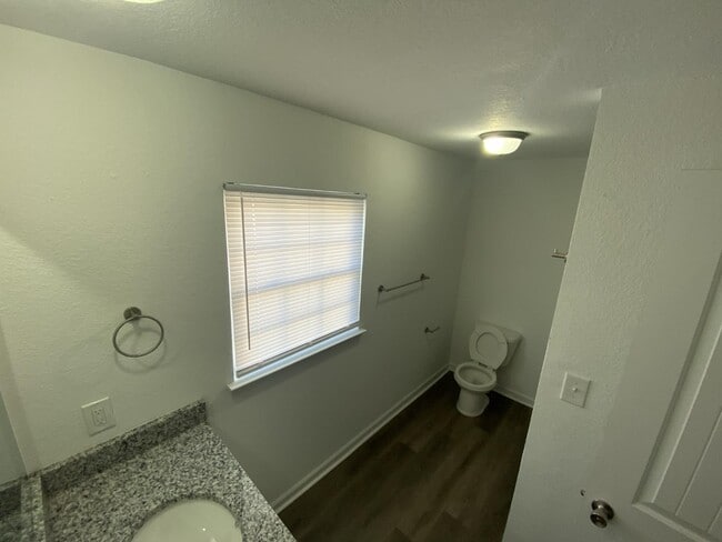 Building Photo - 1237 Lindsay Ave