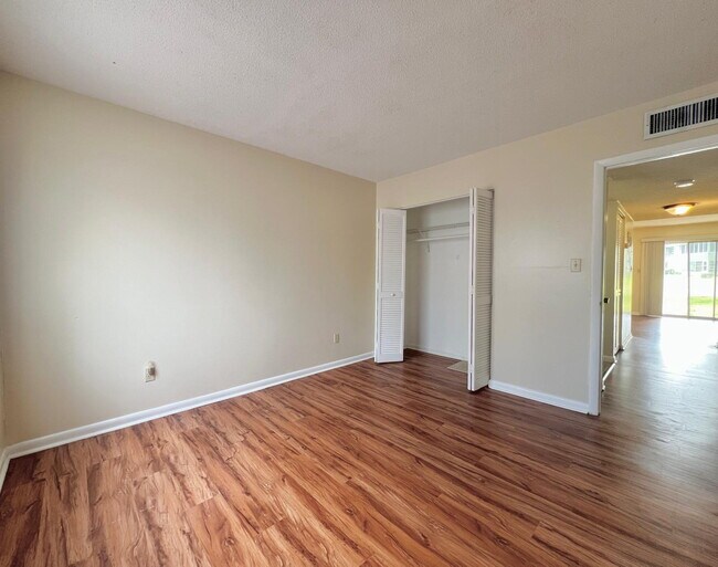 Building Photo - Charming 2-Bedroom Apartment Home in The Fairways – Silver Springs Shores