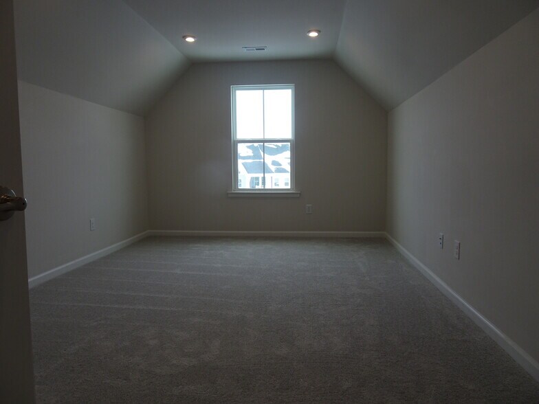 Building Photo - 185 Sandstone Cir