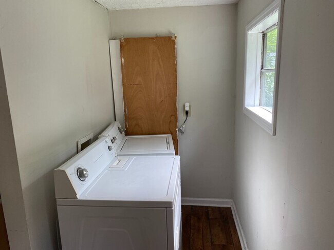 Building Photo - 362 Oldham Ave