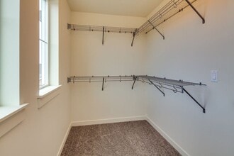 Building Photo - End unit Pahlish Townhome!