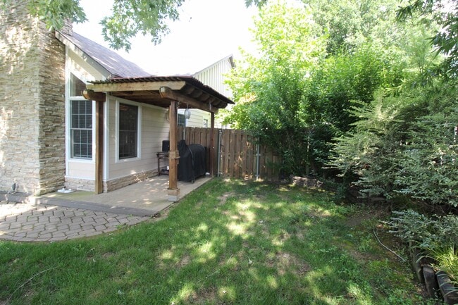 Building Photo - 1401 NE Dysart Woods Ln