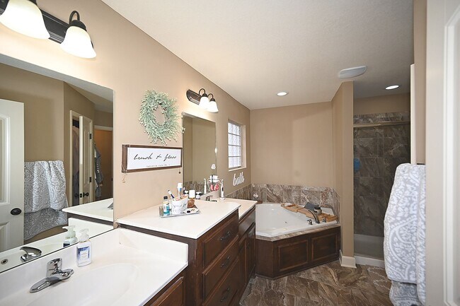 Building Photo - Beautiful 4 Bedroom, 3 Bath, Single Family...