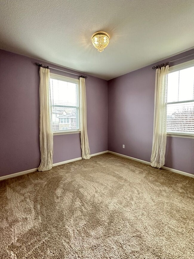 Building Photo - Large 4 Bedroom House in Hiddenbrook Commu...