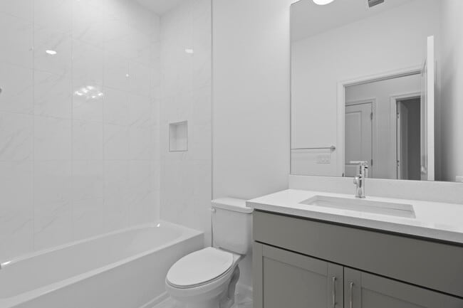 Building Photo - 4616 Longwood Lk Sq