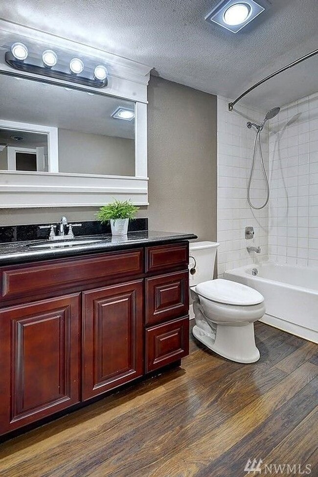 Building Photo - 1 Bed 1 Bath PET FRIENDLY Condo Issaquah S...