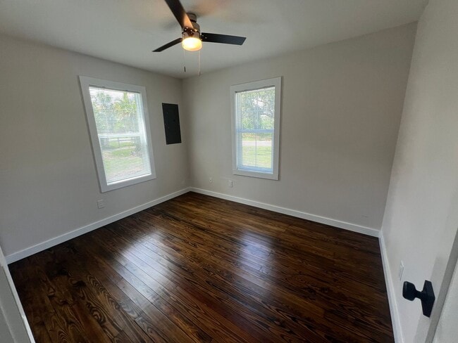 Building Photo - ANNUAL ** $1,600/month ** 3/4 Mile from Su...