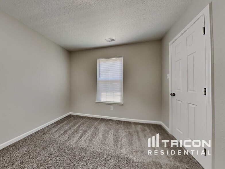 Building Photo - 4473 Redcliff N Ln