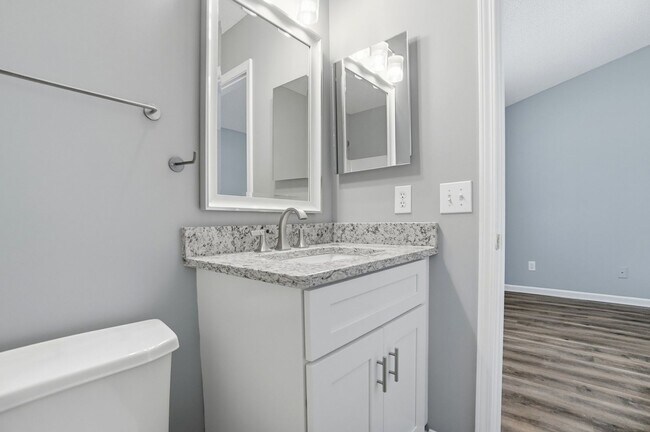 Building Photo - 2 Bedroom End Unit Townhome in University Heights!