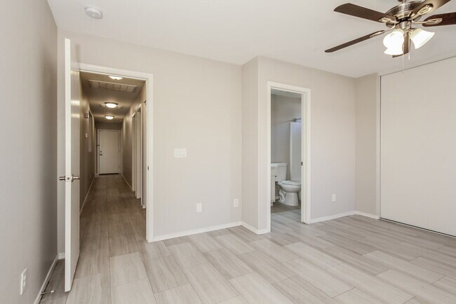 Building Photo - 11638 W Carol Ave