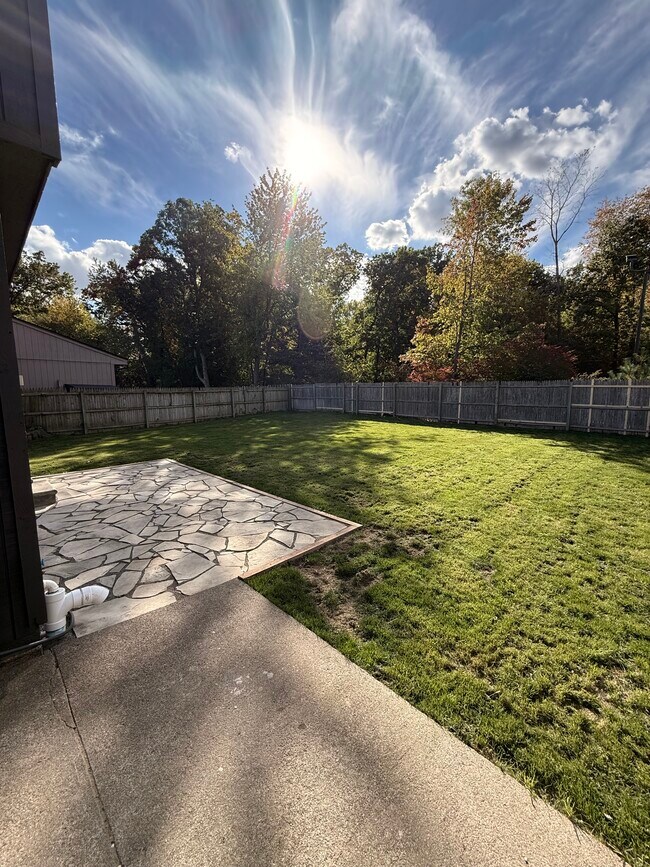 Building Photo - 827 Woods Ct