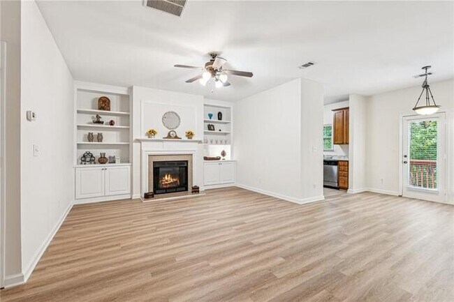 Building Photo - House 3 Beds 3 Bath