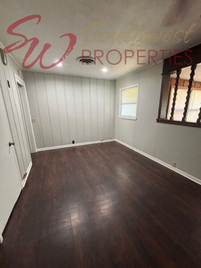 Building Photo - Spacious, bright updated 4 bedroom 3 bath close to campus!!