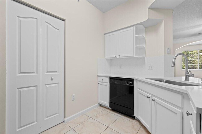 Building Photo - 6203 Myrtlewood Cir W