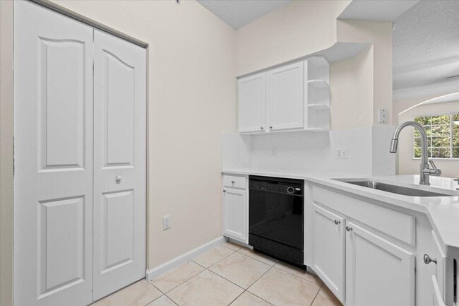 Primary Photo - 6203 Myrtlewood Cir W