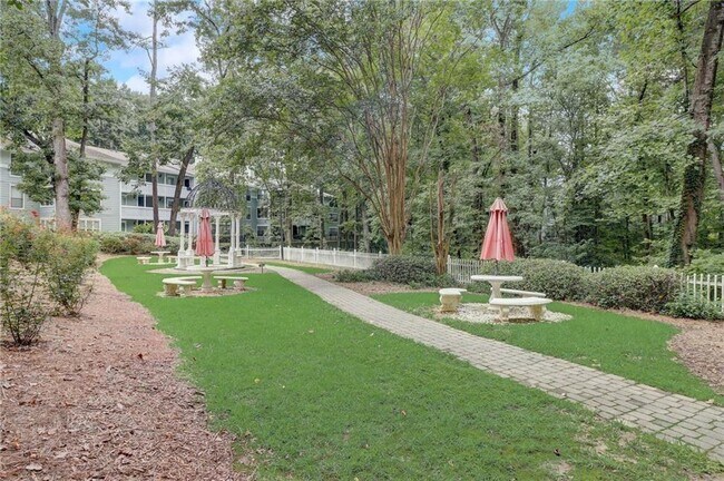 Building Photo - 1115 Summit N Dr NE