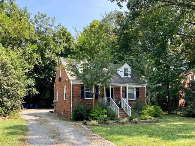 Building Photo - Adorable 2BR 1BA in Five Points - Applicat...