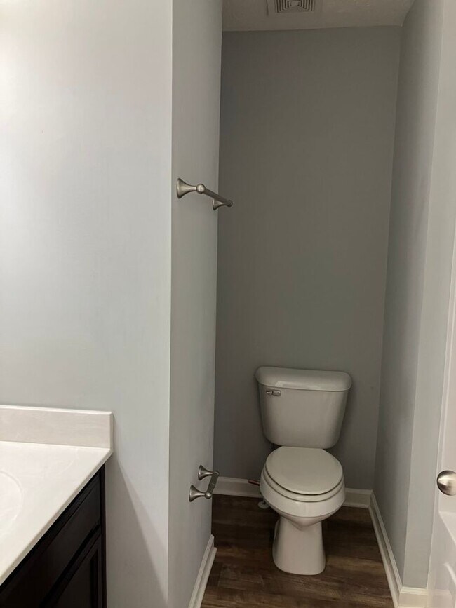 Building Photo - ***MOVE IN READY*** Heritage Place Townhom...