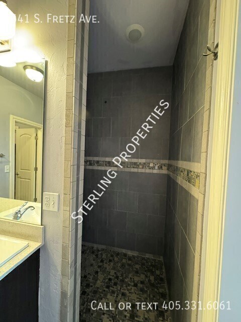 Building Photo - 541 S Fretz Ave