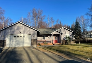 Building Photo - Private and conveniently located 3 bedroom...