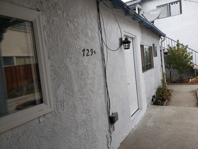 Building Photo - 729 E Providencia Ave