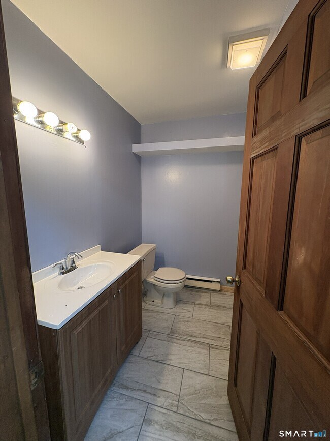 Building Photo - 40 Looking Glass Hill Rd