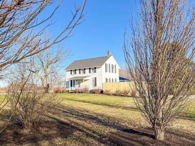 Building Photo - 3 bedroom, 2 bathroom Quiet Retreat With Scenic Views-Mansfield, Illinois