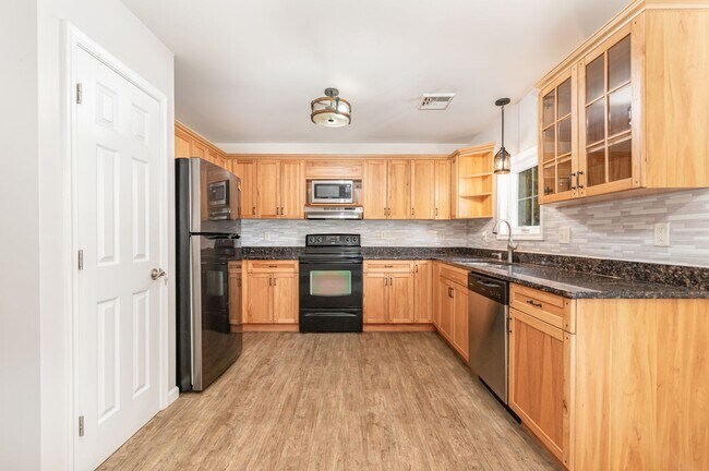 Building Photo - Spacious 3 bedroom Split level