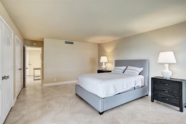 Building Photo - 5510 N Ocean Dr