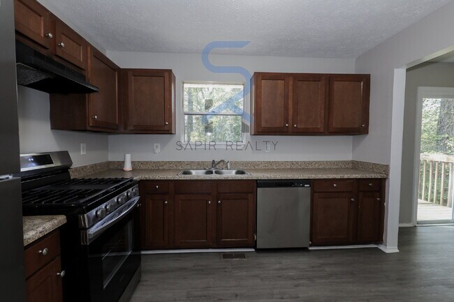 Building Photo - Move in before October 15th and get a $250...
