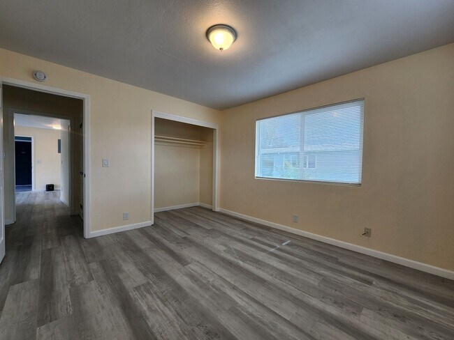 Building Photo - 1075 Delport Ave