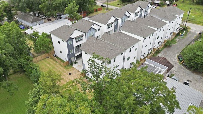 Building Photo - 2306 Hoskins Dr
