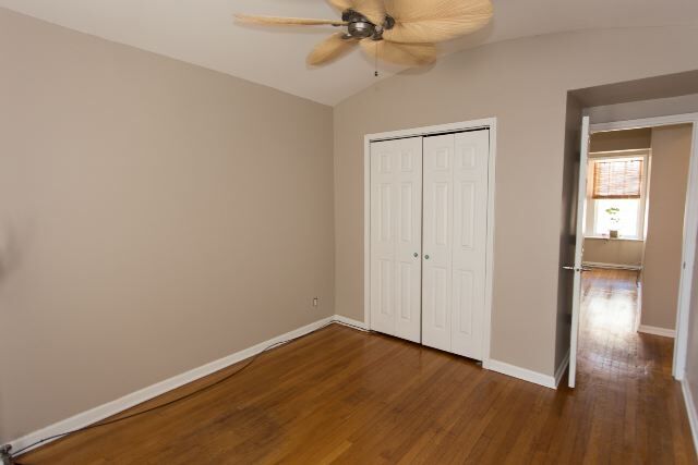 Building Photo - 4312 N Clarendon Ave