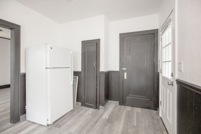 Building Photo - 4 BED 1 BATH BEAUTIFUL SINGLE FAMILY HOME ...