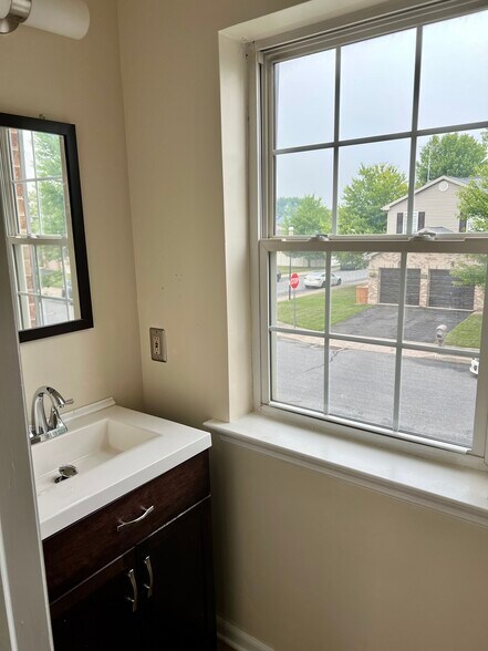 Powder room - 2627 Chestnut Ln