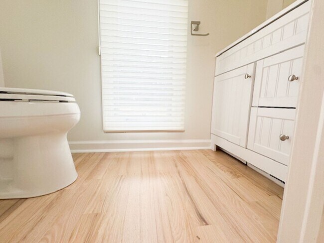 Building Photo - Amazing High-End Townhouse - End Unit - Ca...