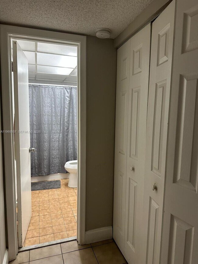 Building Photo - 10000 NW 80th Ct