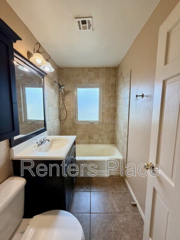 Building Photo - 4707 E 7th St