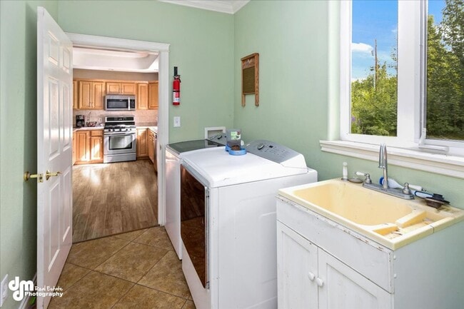 Building Photo - Spacious 5BD/3BA Home!