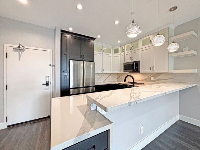 Building Photo - Stunning 2BD/2BA Condo in Bankers Hill W/ ...