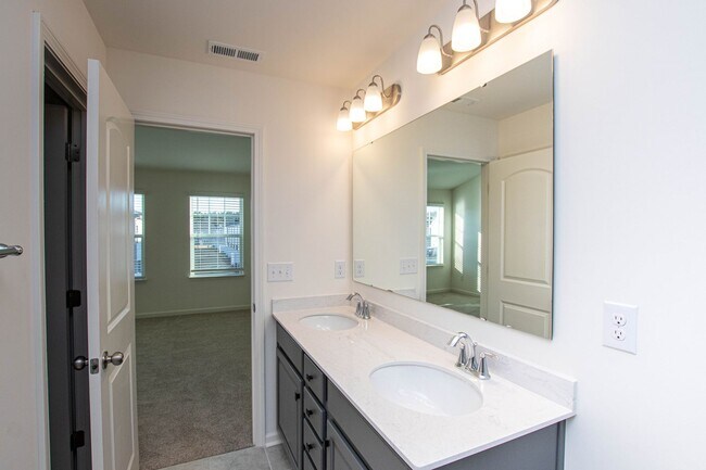 Building Photo - BEAUTIFUL 2 Bedroom Townhome in MIDLAND AVAILABLE JUNE 2026