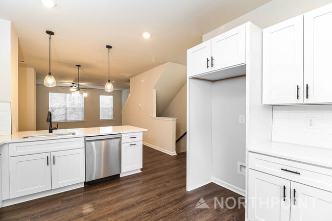 Building Photo - Beautiful 3BR 3.5BA Townhome w/ Full Appliance Kitchen Garage Parking in University
