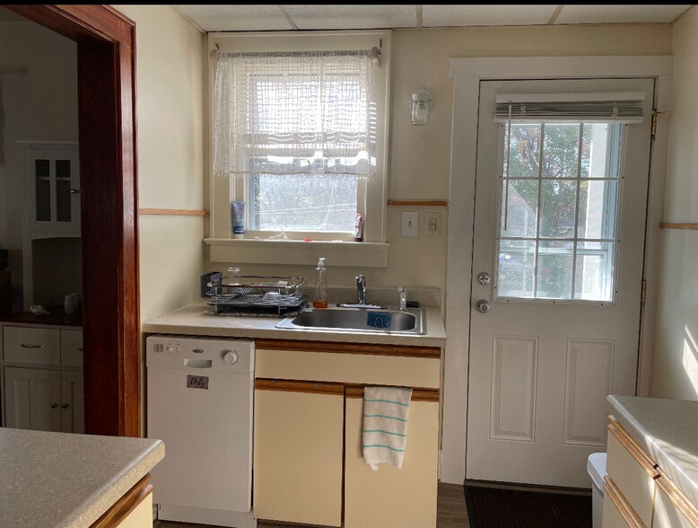 Building Photo - 126 N River Dr