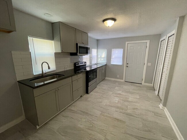 Building Photo - Charming 3 bedroom 2-Bath Bungalow-West Jacksonville 32254!